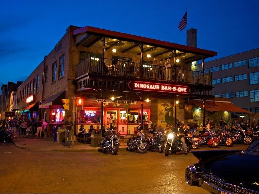 Dinosaur Bar-B-Que exterior at night